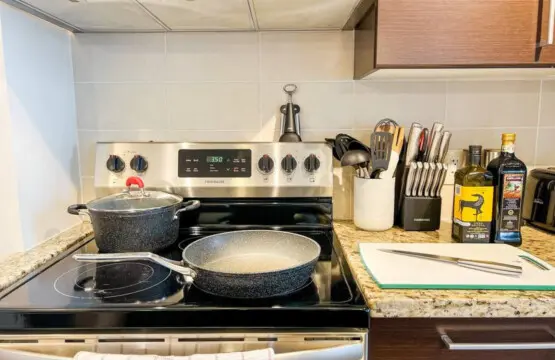 Guests can enjoy the comfort of home in this fully equipped kitchen, designed for both everyday cooking and inspired meals. With quality cookware, and modern appliances, preparing dinner becomes part of the Vancouver vacation experience.