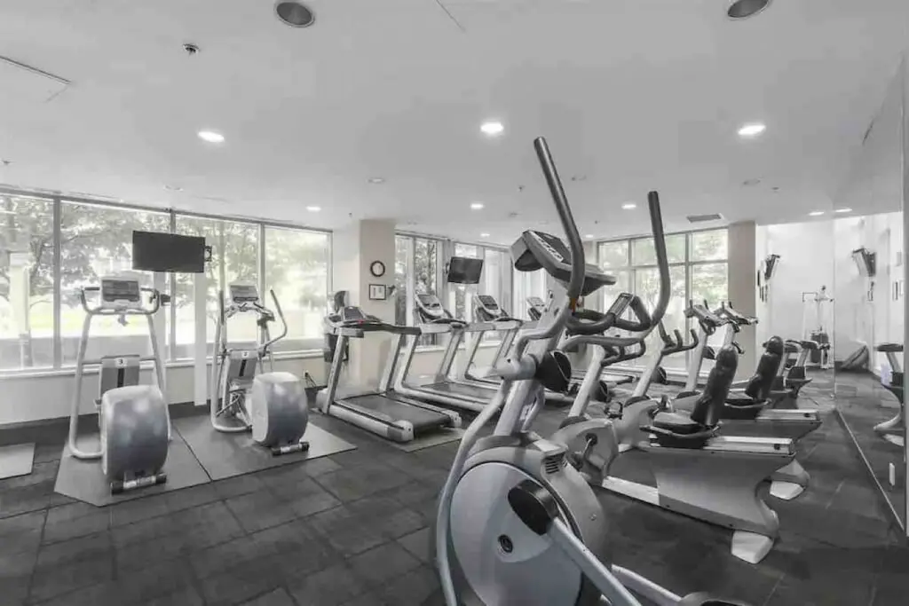 Step into relaxation in the spacious cedar sauna, located on the second floor. Perfect for unwinding tired muscles and rejuvenating after a day of exploring or working in Vancouver.