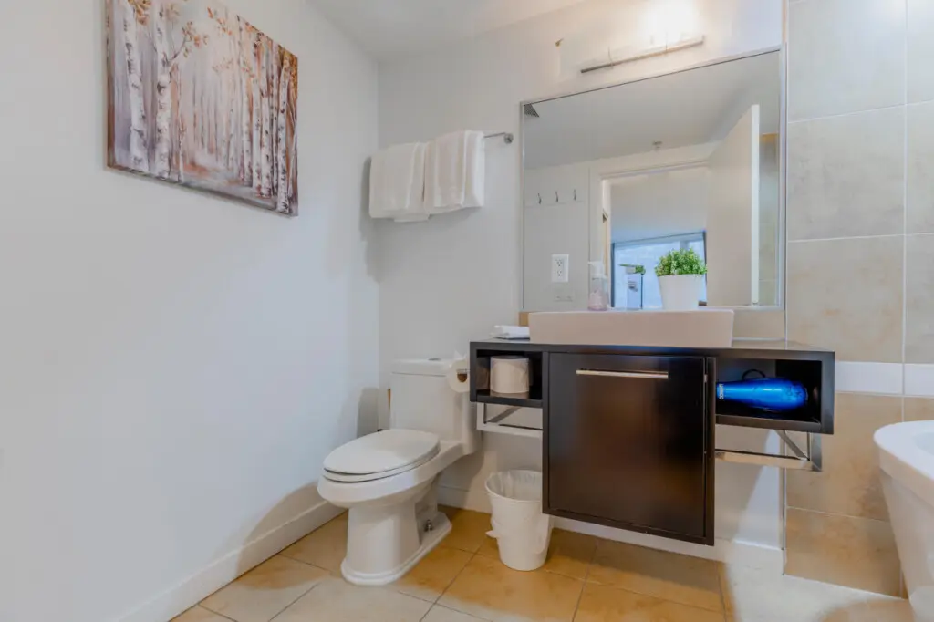 Sleek and functional, this modern kitchen is designed for effortless flow — from preparing meals to dining and entertaining. With polished finishes and open sightlines, it’s the perfect centerpiece for a comfortable Vancouver stay.