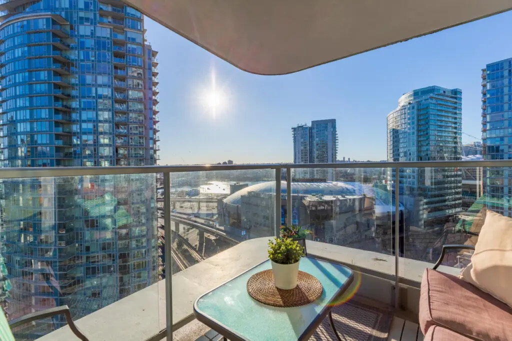 Guests can unwind on the private balcony, where sweeping city views showcase Vancouver’s modern skyline and lively atmosphere. From quiet mornings with coffee to golden-hour sunsets, this inviting outdoor space offers a peaceful escape above the city.