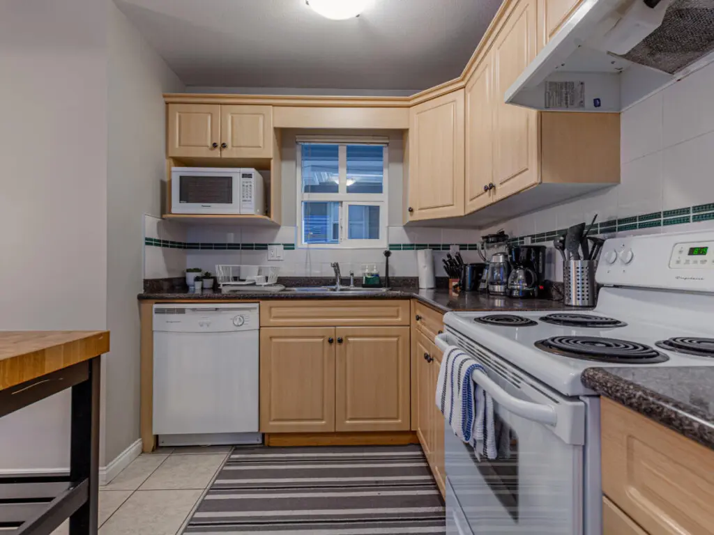 Fully equipped with a knife set, high-power blender, toaster, and kettle — this kitchen offers all the essentials for relaxed, home-style cooking during your Vancouver stay.