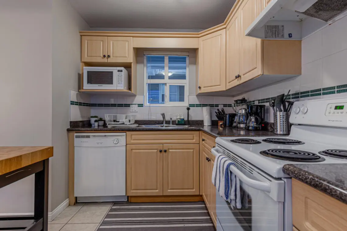 Fully equipped with a knife set, high-power blender, toaster, and kettle — this kitchen offers all the essentials for relaxed, home-style cooking during your Vancouver stay.