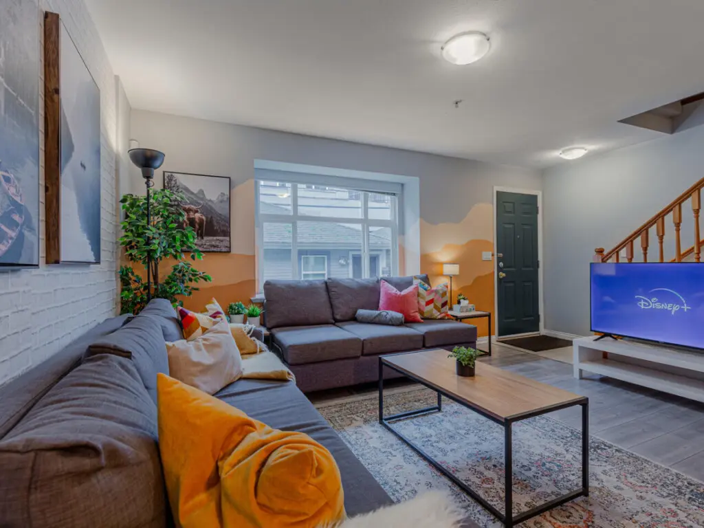 Unwind in the cozy living room, complete with plush seating and access to all your favorite streaming services — including Disney+, Crave, Netflix, Apple TV, and Prime Video — for the perfect movie night in.