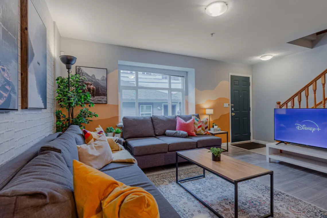 Unwind in the cozy living room, complete with plush seating and access to all your favorite streaming services — including Disney+, Crave, Netflix, Apple TV, and Prime Video — for the perfect movie night in.