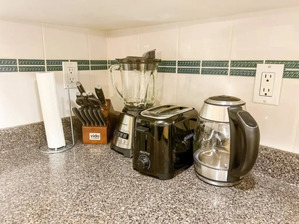 The kitchen comes fully equipped with a complete knife set, high-power blender, toaster, and electric kettle — everything guests need for easy meal prep and morning routines.