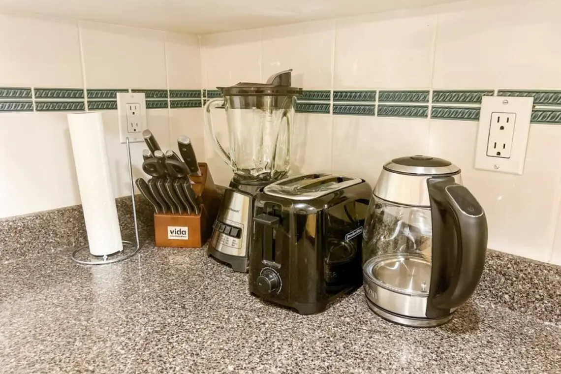 The kitchen comes fully equipped with a complete knife set, high-power blender, toaster, and electric kettle — everything guests need for easy meal prep and morning routines.