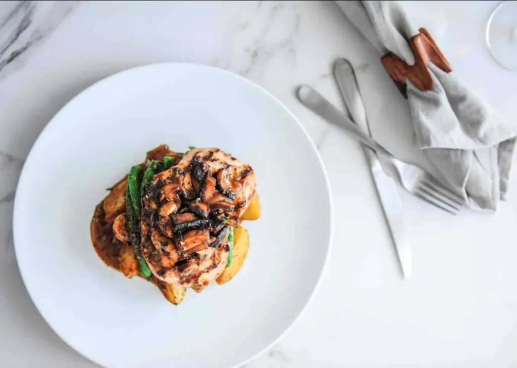 Just 5 minutes away, Cactus Club Café offers chef-inspired entrées crafted with fresh, local ingredients — the perfect spot to enjoy a flavorful meal in a relaxed, contemporary atmosphere.