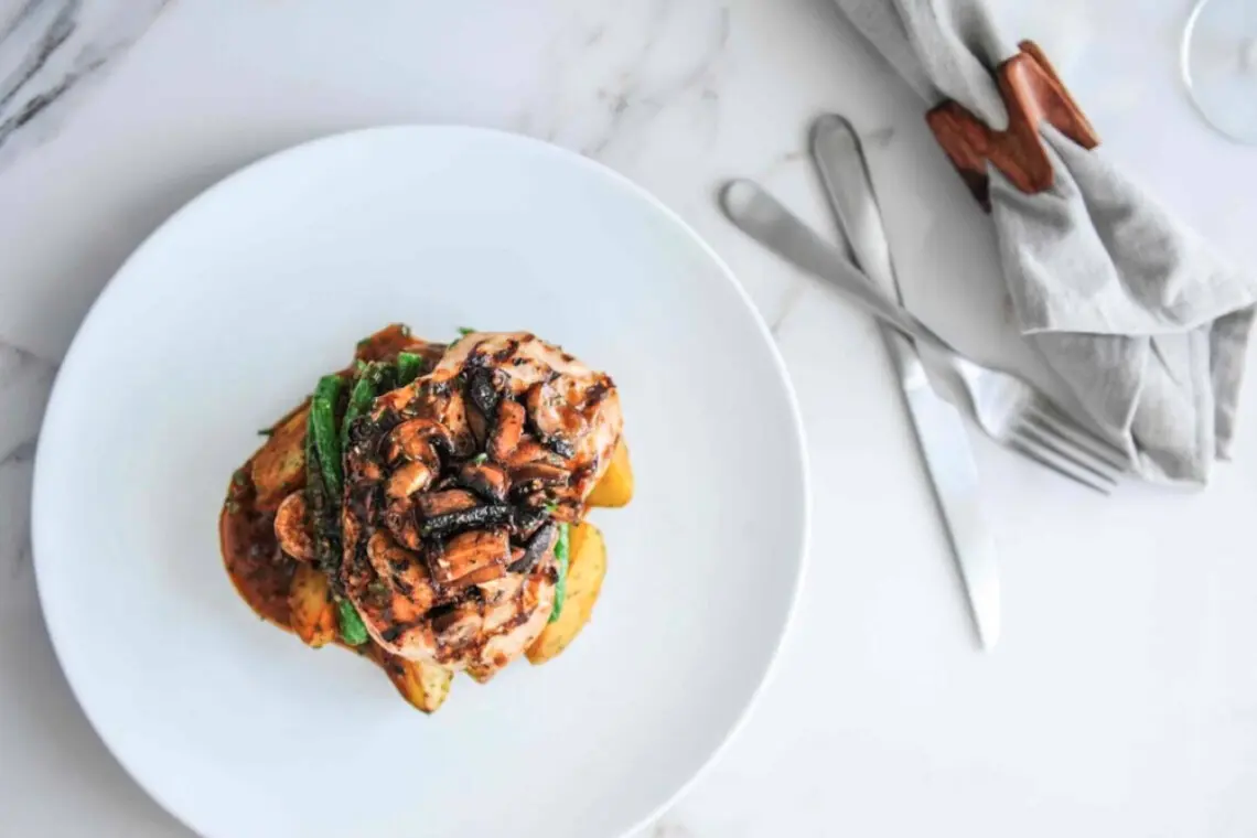 Just 5 minutes away, Cactus Club Café offers chef-inspired entrées crafted with fresh, local ingredients — the perfect spot to enjoy a flavorful meal in a relaxed, contemporary atmosphere.