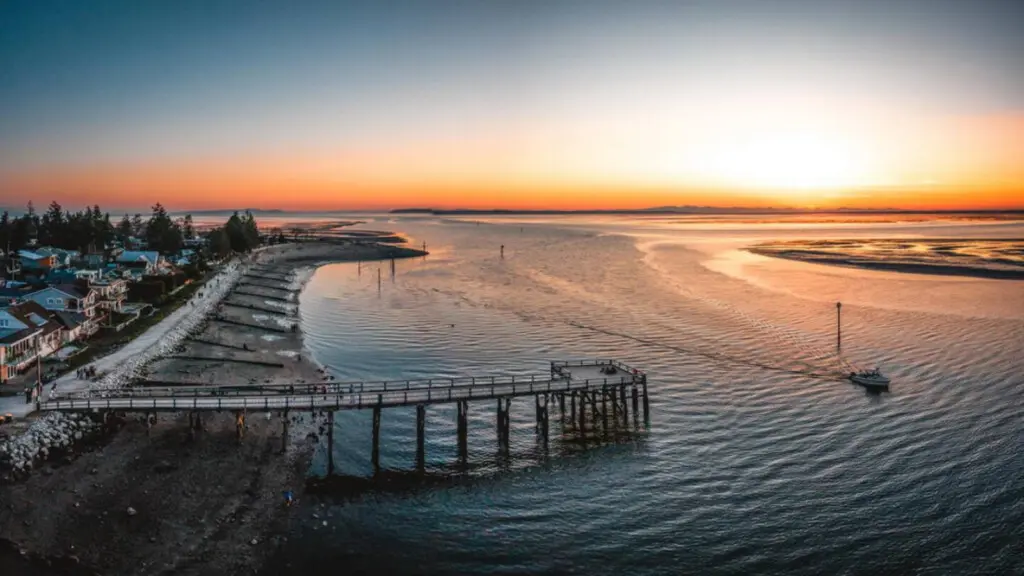 Just minutes away, Crescent Beach offers breathtaking sunset views where the sky meets the sea. A perfect spot for an evening stroll or quiet reflection during your Vancouver getaway.