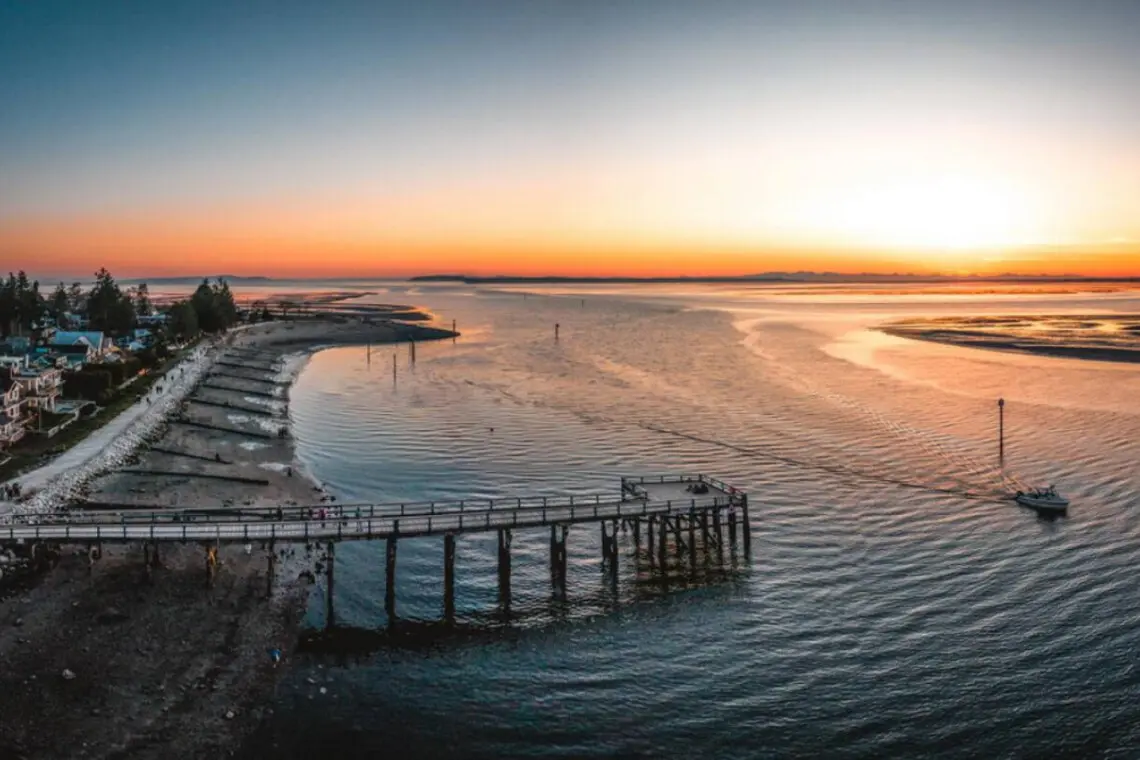 Just minutes away, Crescent Beach offers breathtaking sunset views where the sky meets the sea. A perfect spot for an evening stroll or quiet reflection during your Vancouver getaway.