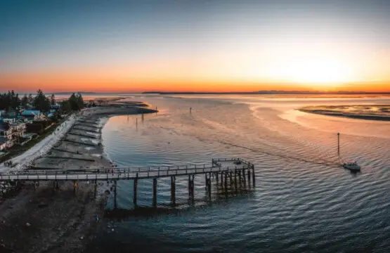 Just minutes away, Crescent Beach offers breathtaking sunset views where the sky meets the sea. A perfect spot for an evening stroll or quiet reflection during your Vancouver getaway.