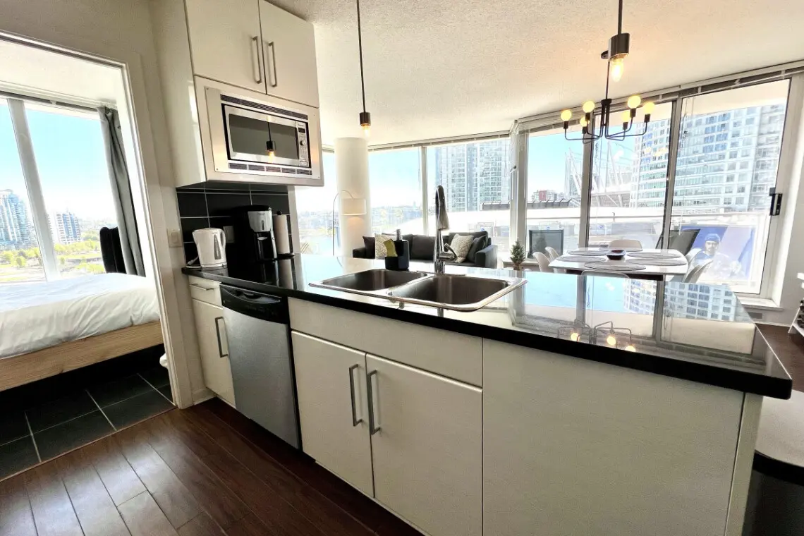 Enjoy cooking and conversation in this bright, open-concept kitchen. Featuring modern appliances, sleek countertops, and stunning city views — it’s the perfect space to prepare meals and connect with loved ones.