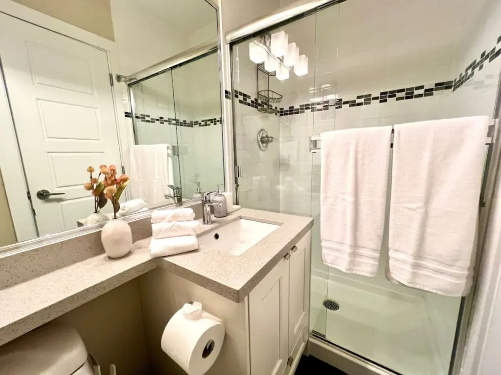 Bright and modern, this first-floor full bathroom offers a refreshing space complete with all essential amenities and fresh towels for your stay.