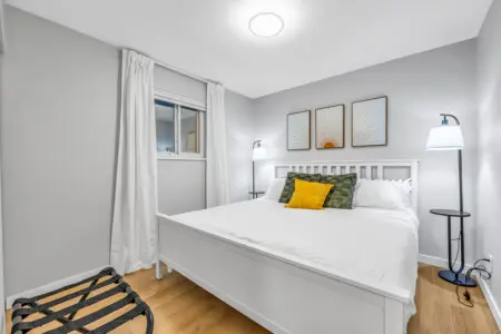 After a full day of exploring Vancouver, retreat to this cozy bedroom and sink into the comfort of a plush king-size bed. Soft lighting and warm tones create a peaceful atmosphere for a restful night’s sleep.