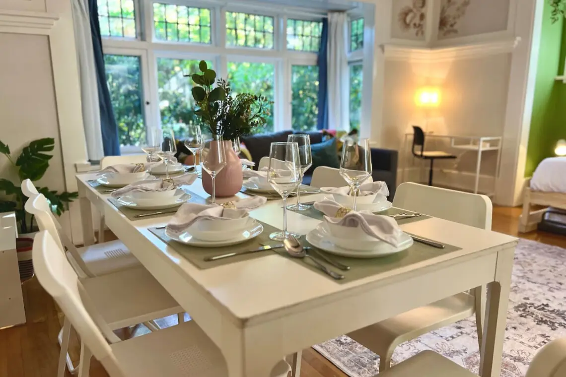 Set for shared meals and conversation, this bright dining area offers a warm, welcoming atmosphere — perfect for relaxed gatherings during your Vancouver stay.