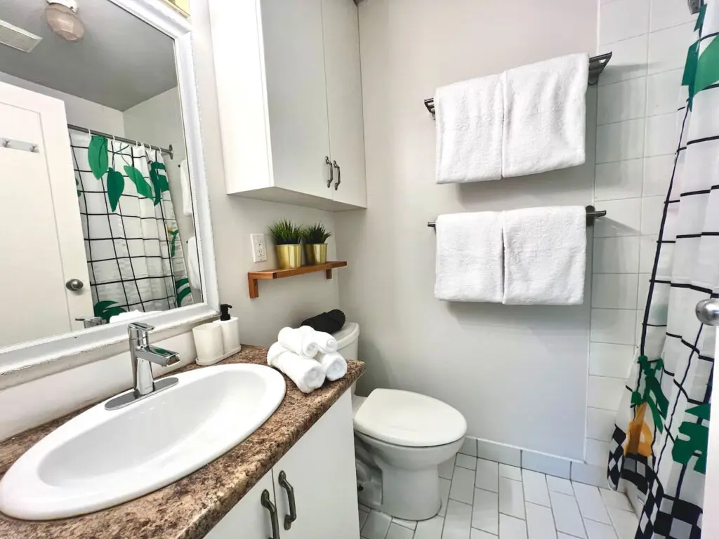 Fresh and modern, this bright bathroom offers all the essentials for a comfortable stay — complete with soft towels, thoughtful details, and a relaxing ambiance.