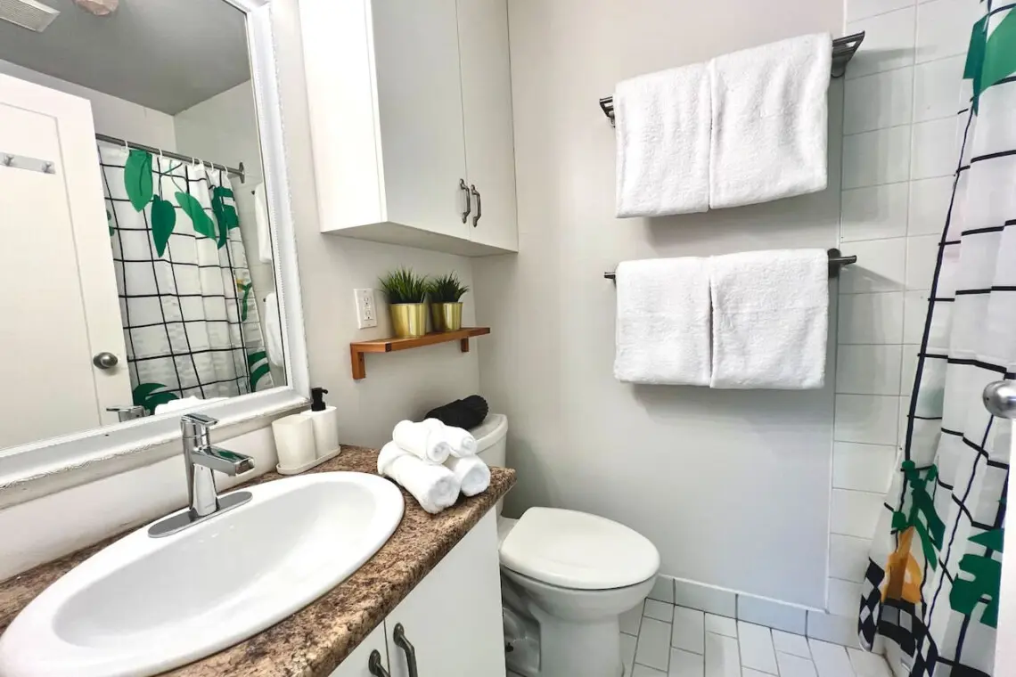 Fresh and modern, this bright bathroom offers all the essentials for a comfortable stay — complete with soft towels, thoughtful details, and a relaxing ambiance.