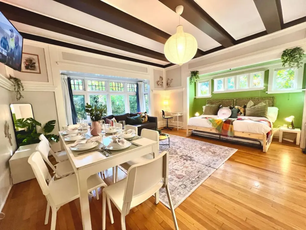 This open, light-filled suite combines dining, lounging, and sleeping areas in one inviting space. A perfect blend of modern comfort and cozy charm for a relaxing Vancouver getaway.