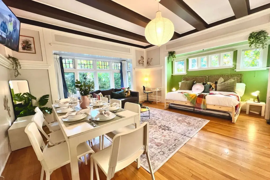 This open, light-filled suite combines dining, lounging, and sleeping areas in one inviting space. A perfect blend of modern comfort and cozy charm for a relaxing Vancouver getaway.