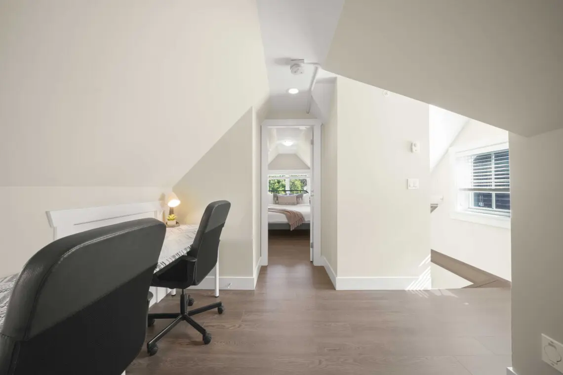 Nestled on the third floor, this bright open office offers a calm and focused space for two. Whether working remotely or planning the next Vancouver adventure, guests can enjoy a peaceful environment filled with natural light and modern simplicity.