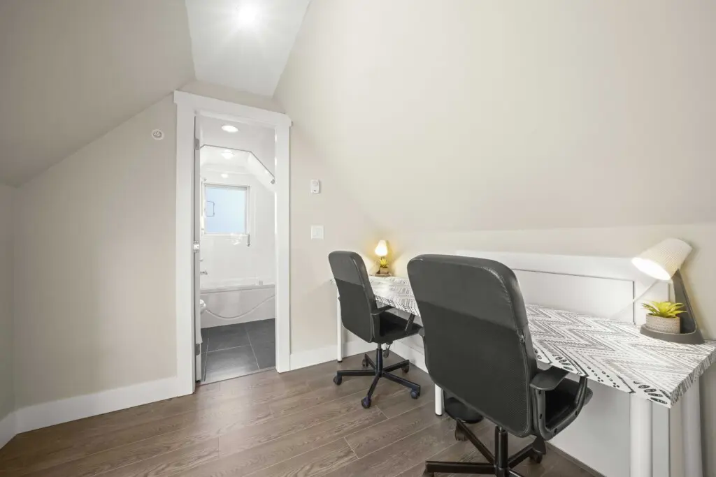 This bright third-floor workspace offers a functional setup for two, complete with warm lighting and modern design. Whether catching up on work or planning the next Vancouver adventure, guests can enjoy focus and comfort in this peaceful nook.