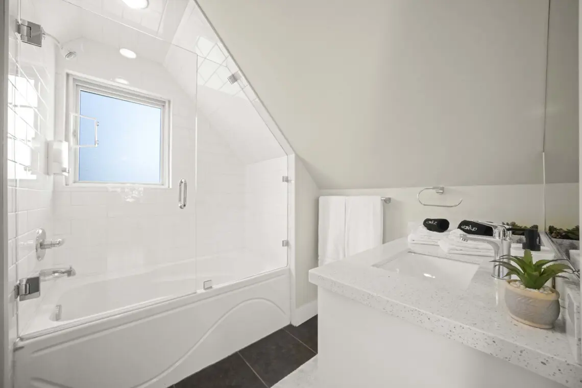 This bright third-floor workspace offers a functional setup for two, complete with warm lighting and modern design. Whether catching up on work or planning the next Vancouver adventure, guests can enjoy focus and comfort in this peaceful nook.