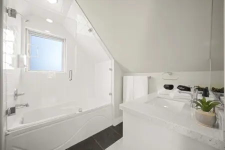 This bright third-floor workspace offers a functional setup for two, complete with warm lighting and modern design. Whether catching up on work or planning the next Vancouver adventure, guests can enjoy focus and comfort in this peaceful nook.