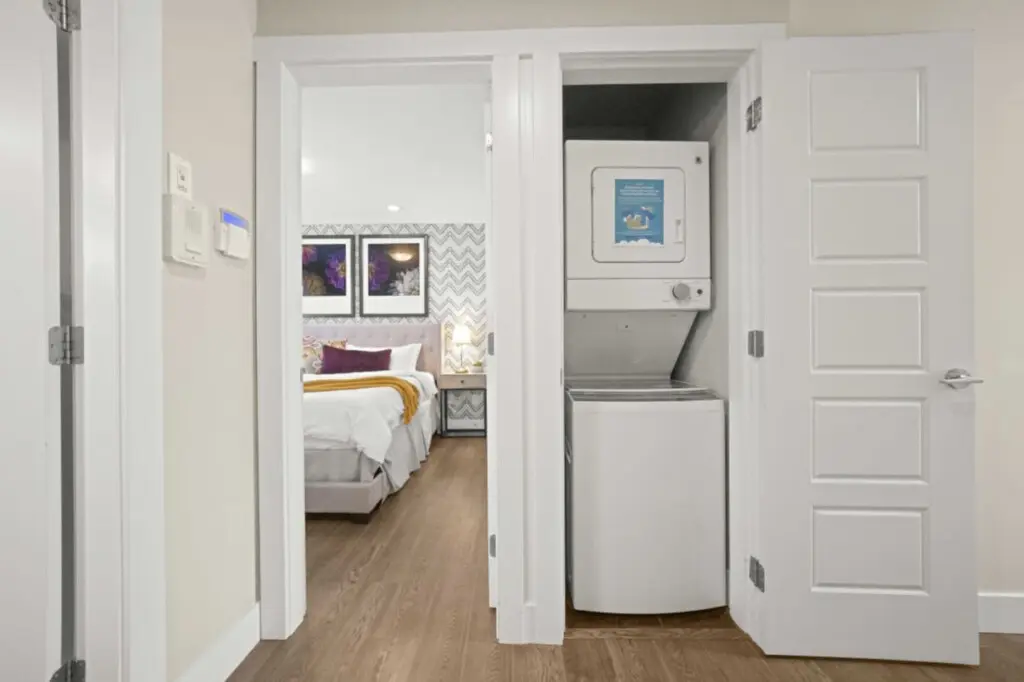 The in-suite washer and dryer add everyday convenience, making this Vancouver stay ideal for both short getaways and longer visits. Guests can easily refresh their wardrobe and enjoy the comforts of home after a day exploring the city.