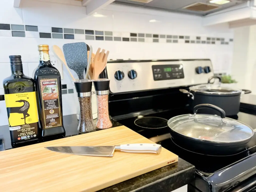 Culinary Ready — enjoy a fully equipped kitchen with quality cookware, sharp knives, and essential seasonings. Ideal for everything from a quick breakfast to a cozy homemade dinner.