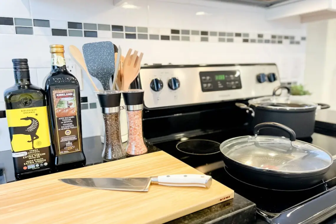 Culinary Ready — enjoy a fully equipped kitchen with quality cookware, sharp knives, and essential seasonings. Ideal for everything from a quick breakfast to a cozy homemade dinner.