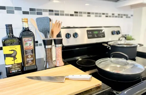 Culinary Ready — enjoy a fully equipped kitchen with quality cookware, sharp knives, and essential seasonings. Ideal for everything from a quick breakfast to a cozy homemade dinner.