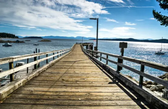 Stunning pier stretching out into the calm waters, offering panoramic views of the horizon and surrounding islands, perfect for peaceful strolls.