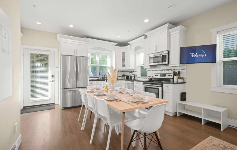 Georgia Properties 3835 Dumfriest Vancouver KItchen